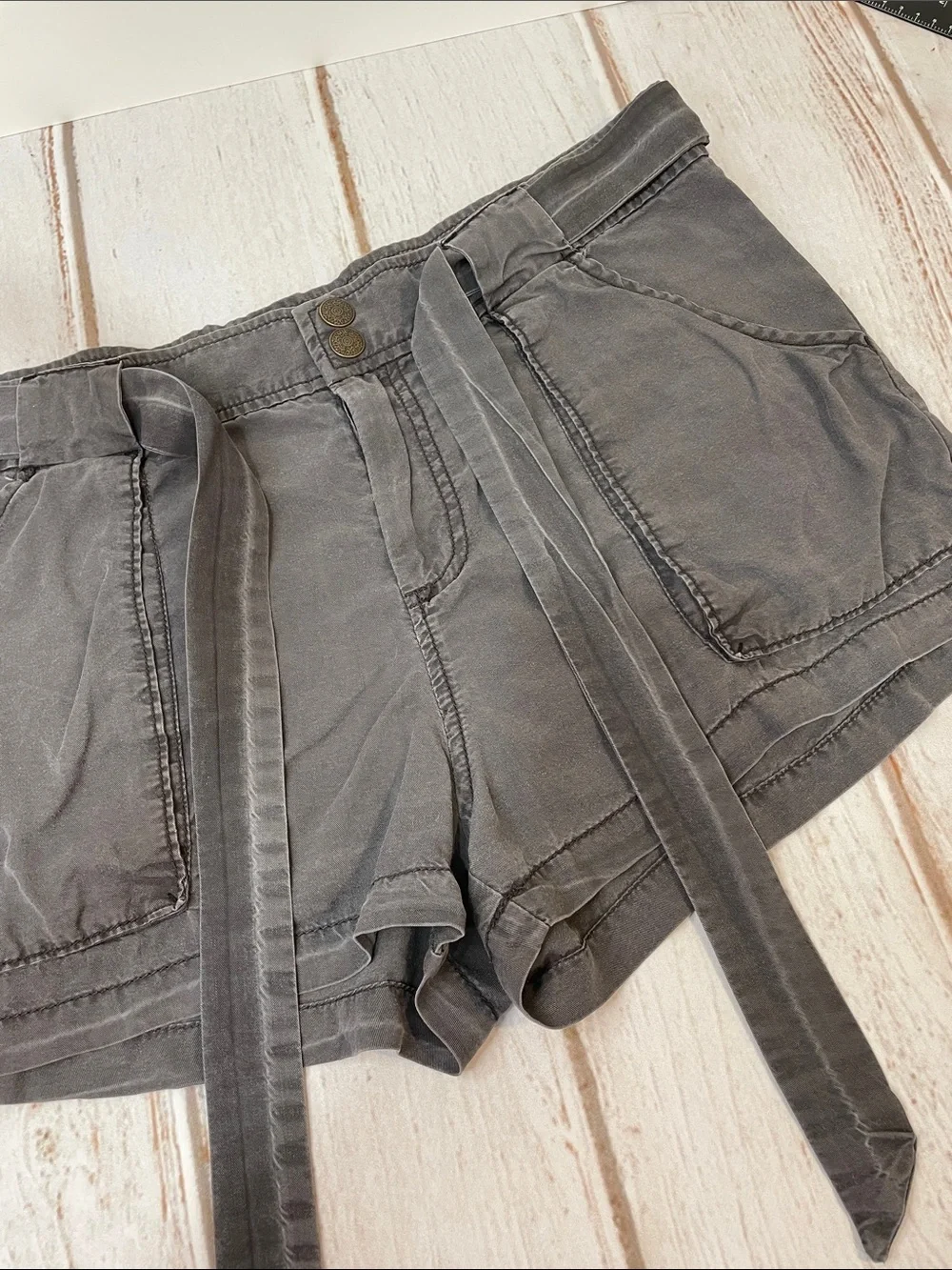 Free People Shorts Casual Tie-Belt Size 8 Charcoal Gray 100% Tencel Distressed